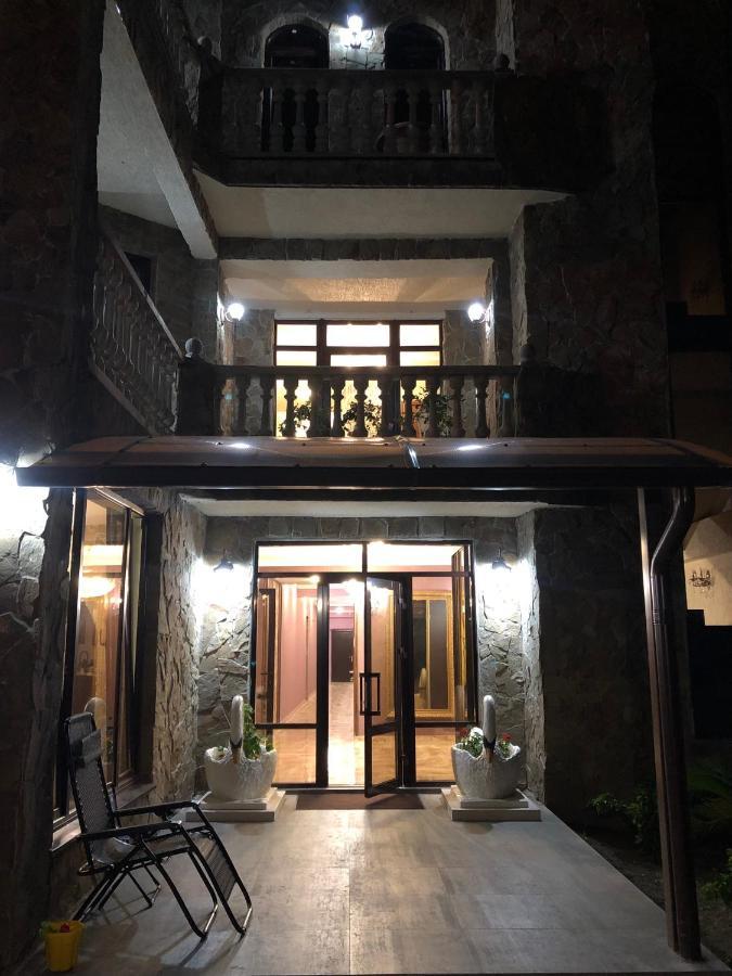 Гостевой Дом Siella Hotell Sukhumi Exteriör bild