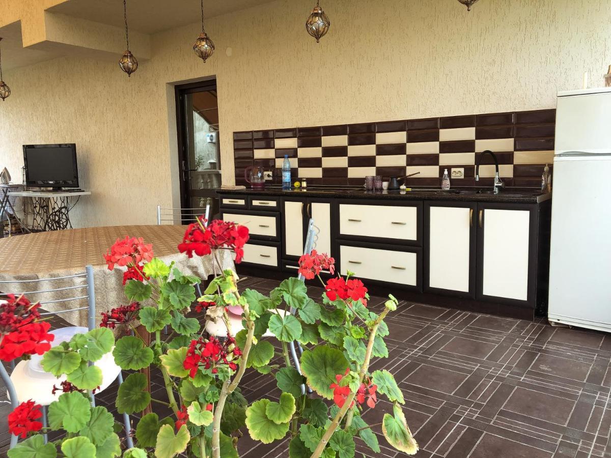 Гостевой Дом Siella Hotell Sukhumi Exteriör bild