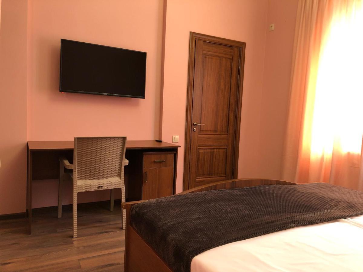 Гостевой Дом Siella Hotell Sukhumi Exteriör bild