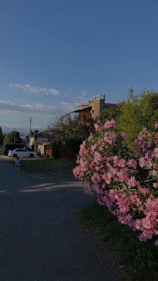 Гостевой Дом Siella Hotell Sukhumi Exteriör bild